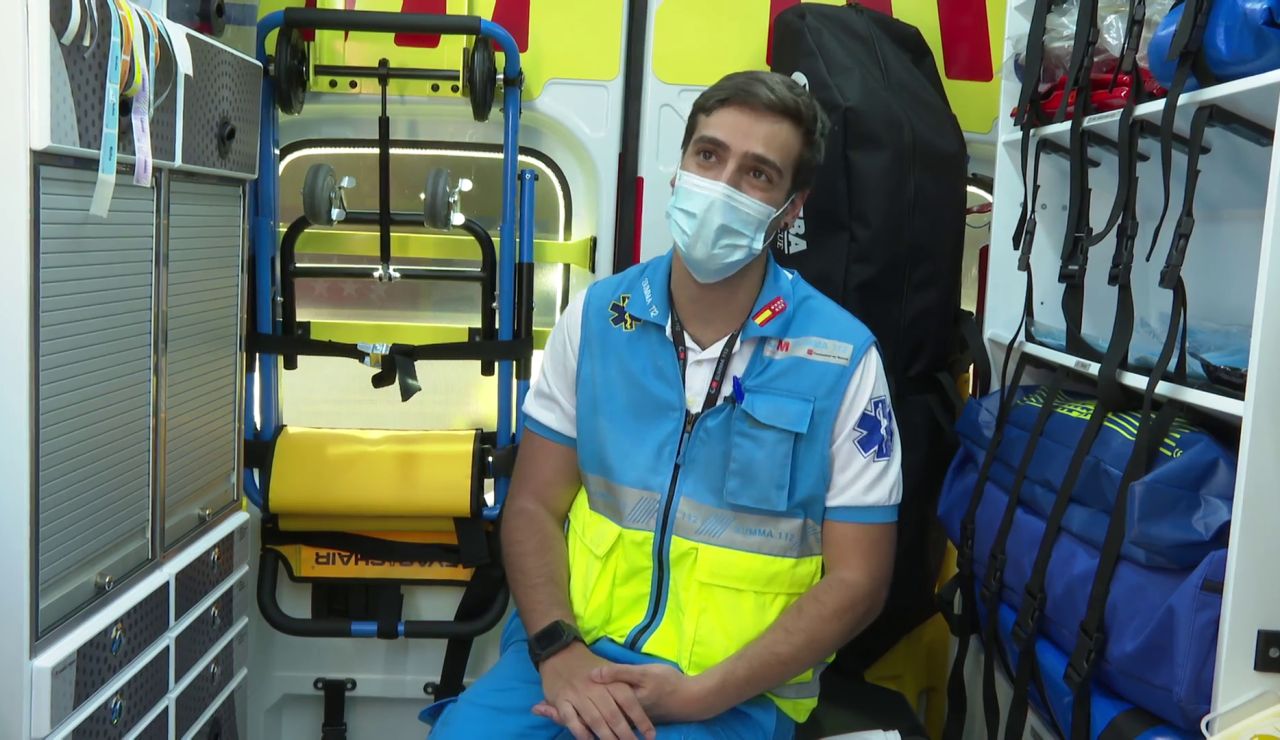 Jorge, el enfermero más aplaudido de Madrid, estudiaba derecho y cambió su profesión al ser atendido en una ambulancia Jorge, el enfermero más aplaudido de Madrid, estudiaba derecho y cambió su profesión al ser atendido en una ambulancia