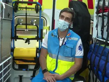 Jorge, el enfermero más aplaudido de Madrid, estudiaba derecho y cambió su profesión al ser atendido en una ambulancia Jorge, el enfermero más aplaudido de Madrid, estudiaba derecho y cambió su profesión al ser atendido en una ambulancia