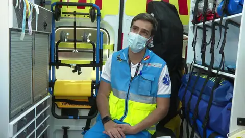 Jorge, el enfermero más aplaudido de Madrid, estudiaba derecho y cambió su profesión al ser atendido en una ambulancia Jorge, el enfermero más aplaudido de Madrid, estudiaba derecho y cambió su profesión al ser atendido en una ambulancia