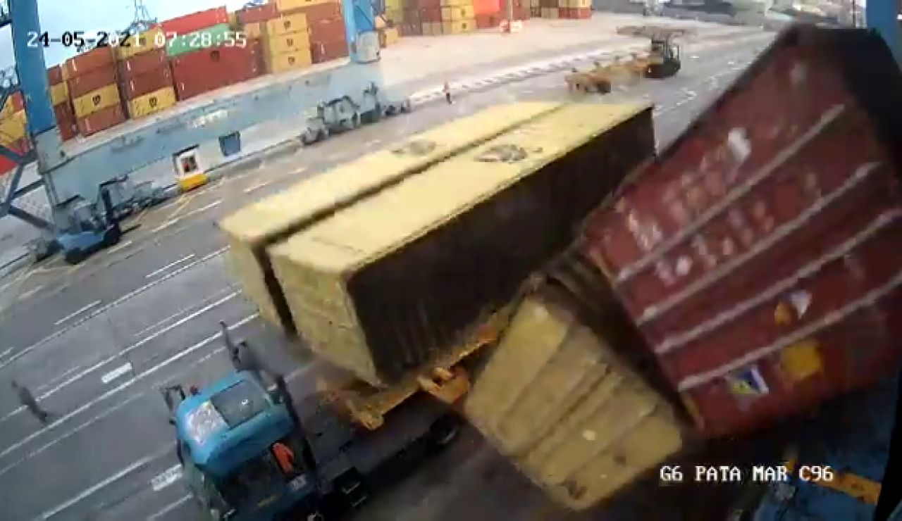 Una cámara de seguridad muestra el momento en que un operario está apunto de ser aplastado por cuatro contenedores en Gran Canaria Una cámara de seguridad muestra el momento en que un operario está apunto de ser aplastado por cuatro contenedores en Gran Canaria