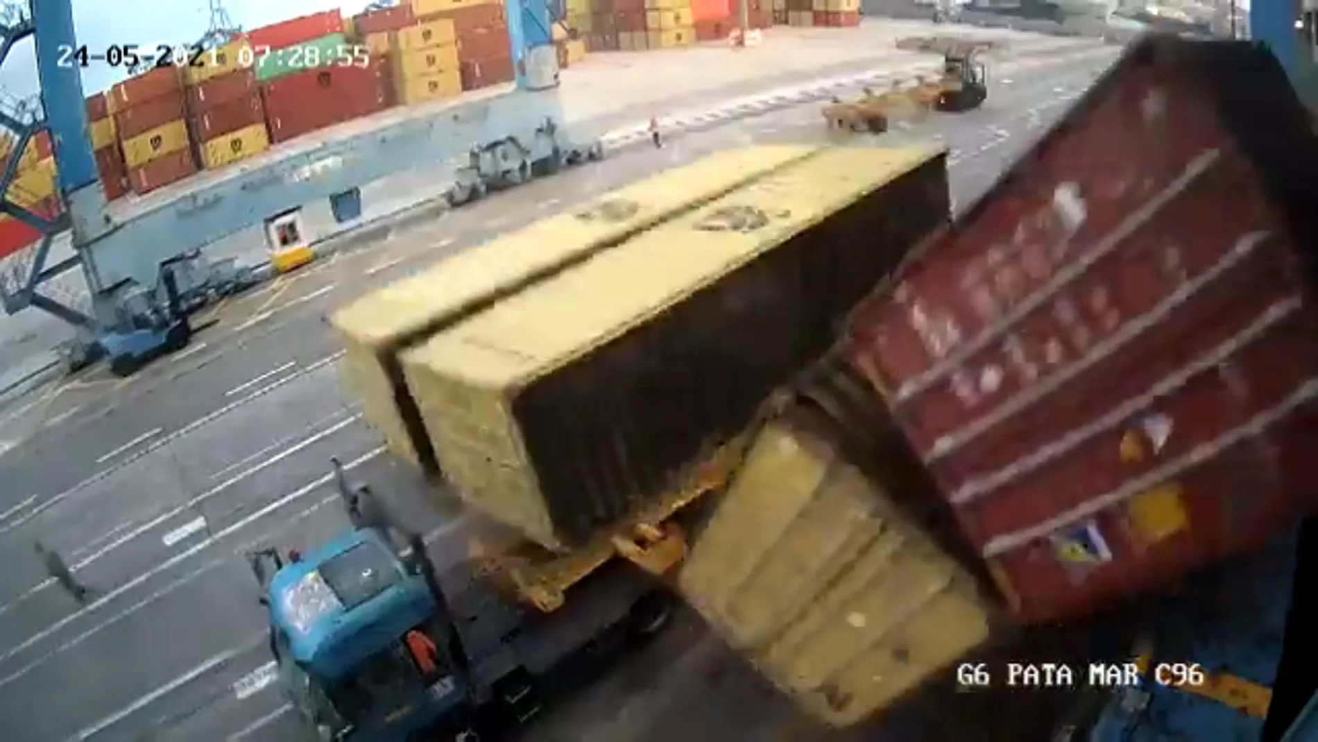 Una cámara de seguridad muestra el momento en que un operario está apunto de ser aplastado por cuatro contenedores en Gran Canaria