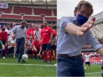 El pelotazo de rabona de José Luis Martínez-Almeida a un fotógrafo en el Metropolitano: "Lo he vuelto a hacer"