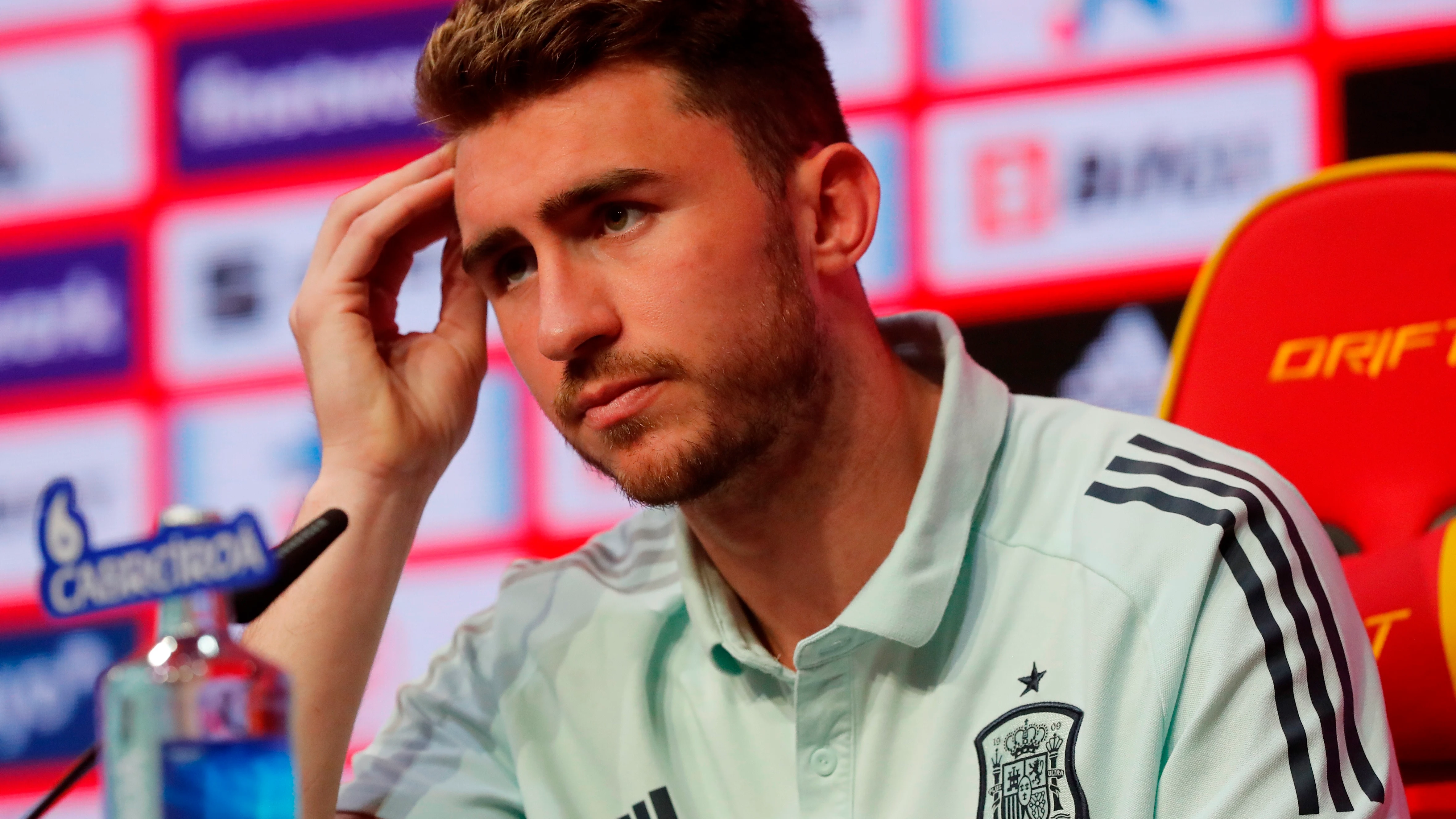 El jugador de la selecci&oacute;n espa&ntilde;ola de f&uacute;tbol Aymeric Laporte, durante una rueda de prensa 