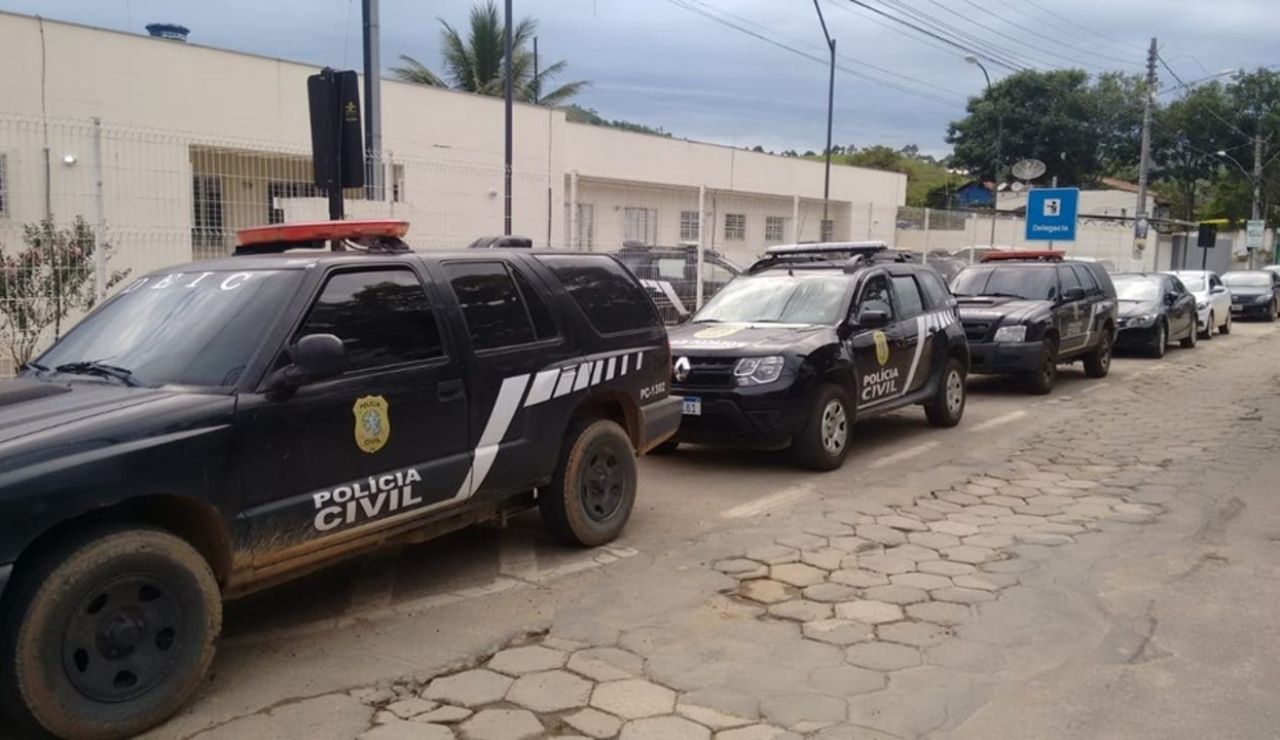 Un español buscado por la Interpol se suicida mientras mata a su hija tirándose por la ventana con ella en brazos Un español buscado por la Interpol se suicida mientras mata a su hija tirándose por la ventana con ella en brazos