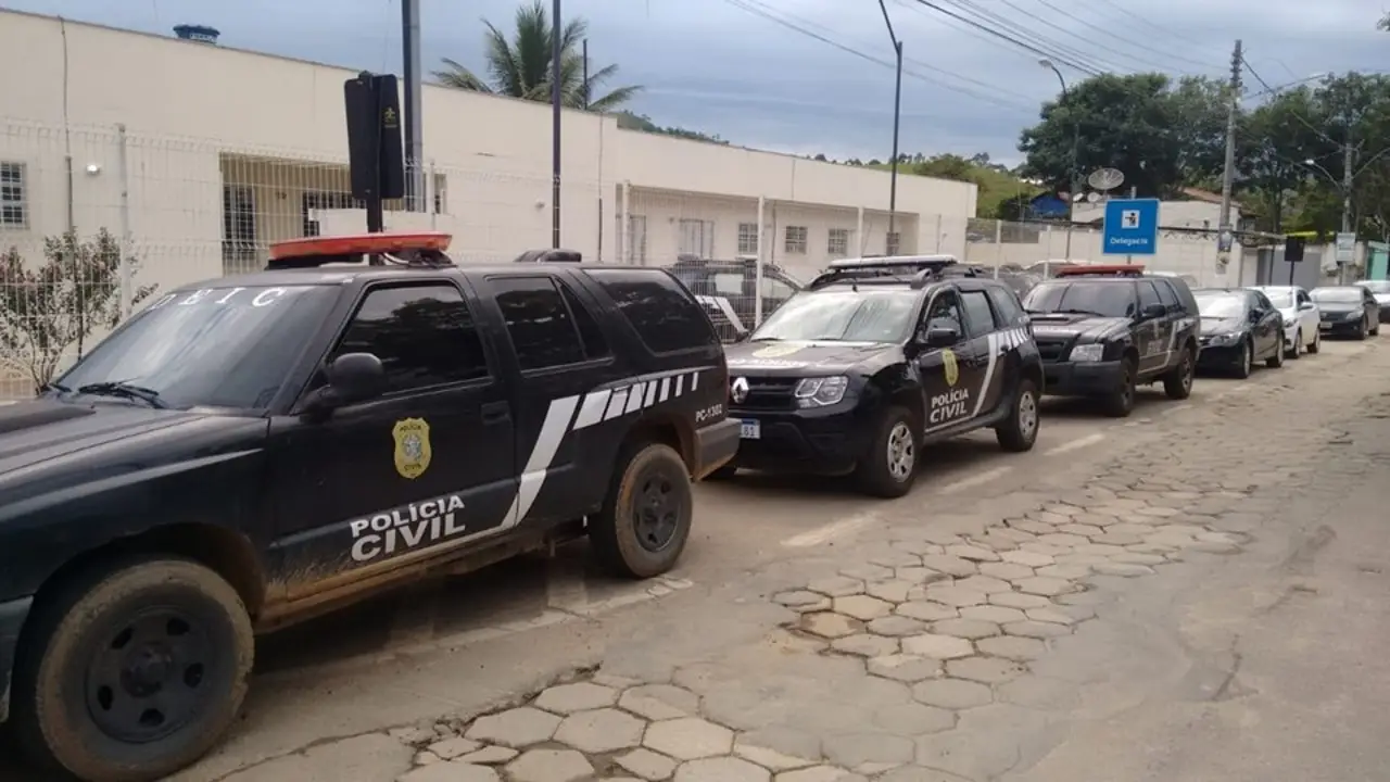 Un español buscado por la Interpol se suicida mientras mata a su hija tirándose por la ventana con ella en brazos Un español buscado por la Interpol se suicida mientras mata a su hija tirándose por la ventana con ella en brazos