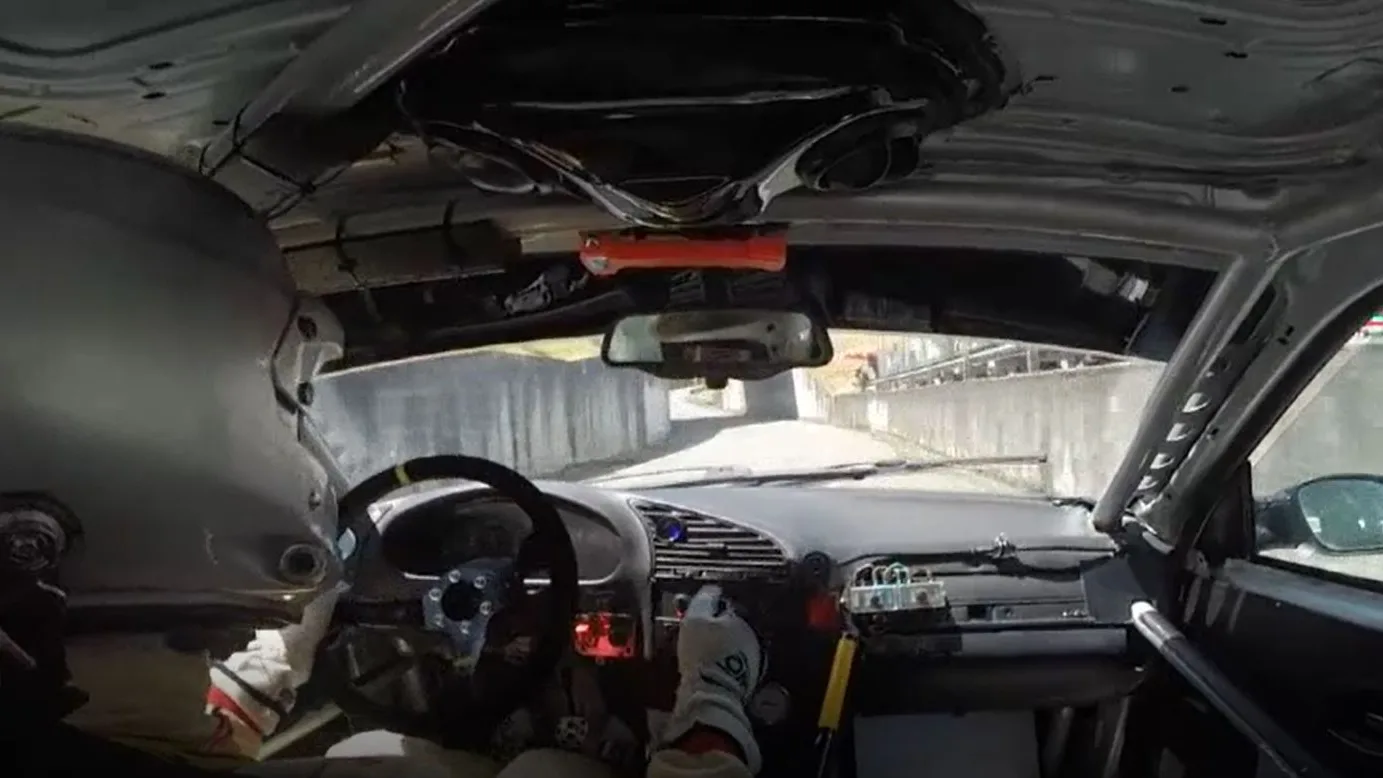 Esteban Vall&iacute;n, m&uacute;sico y piloto, persigue su sue&ntilde;o de participar en el rally de Montecarlo