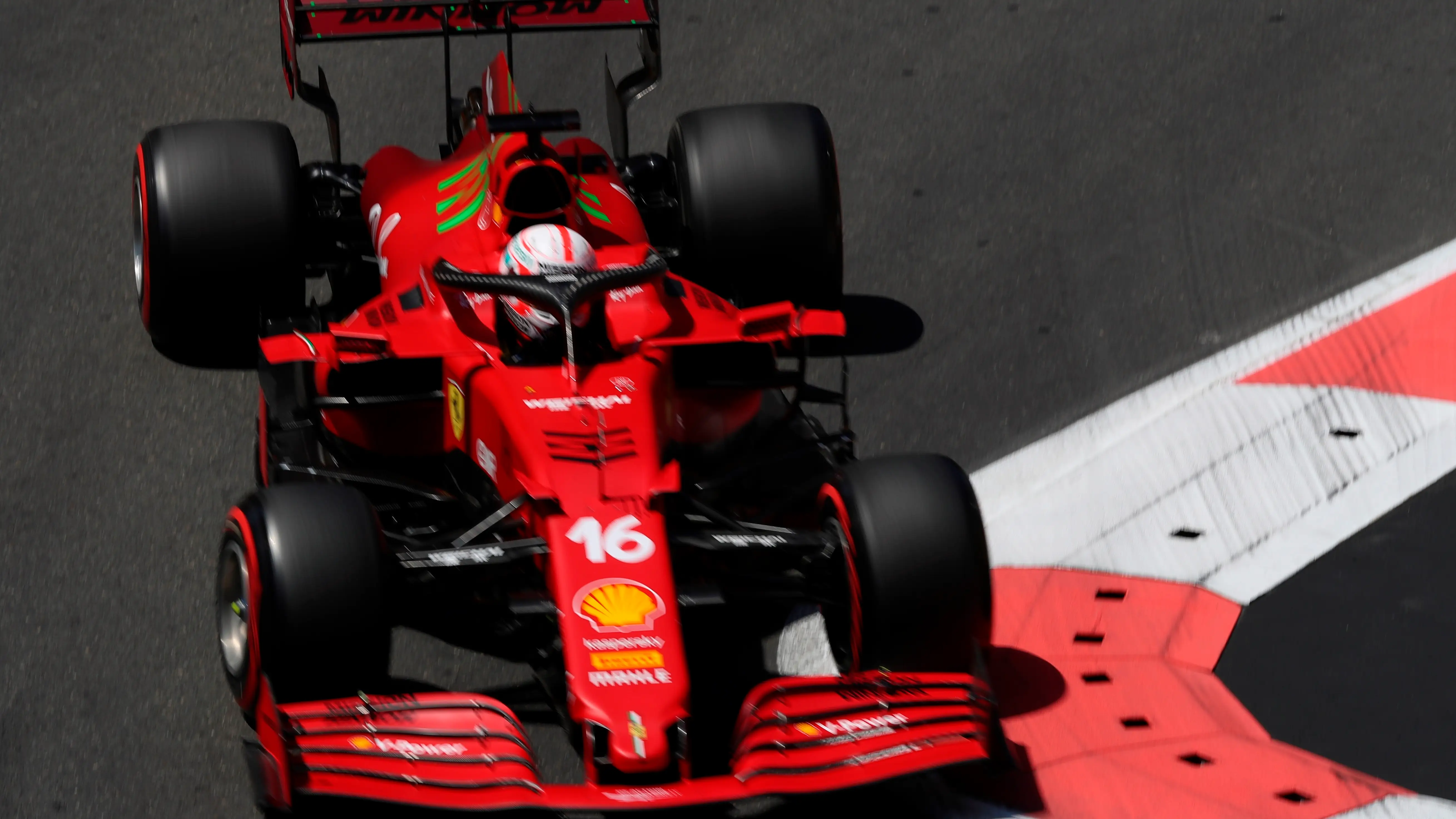 Charles Leclerc logra la pole en Azerbaiyán Charles Leclerc logra la pole en Azerbaiyán