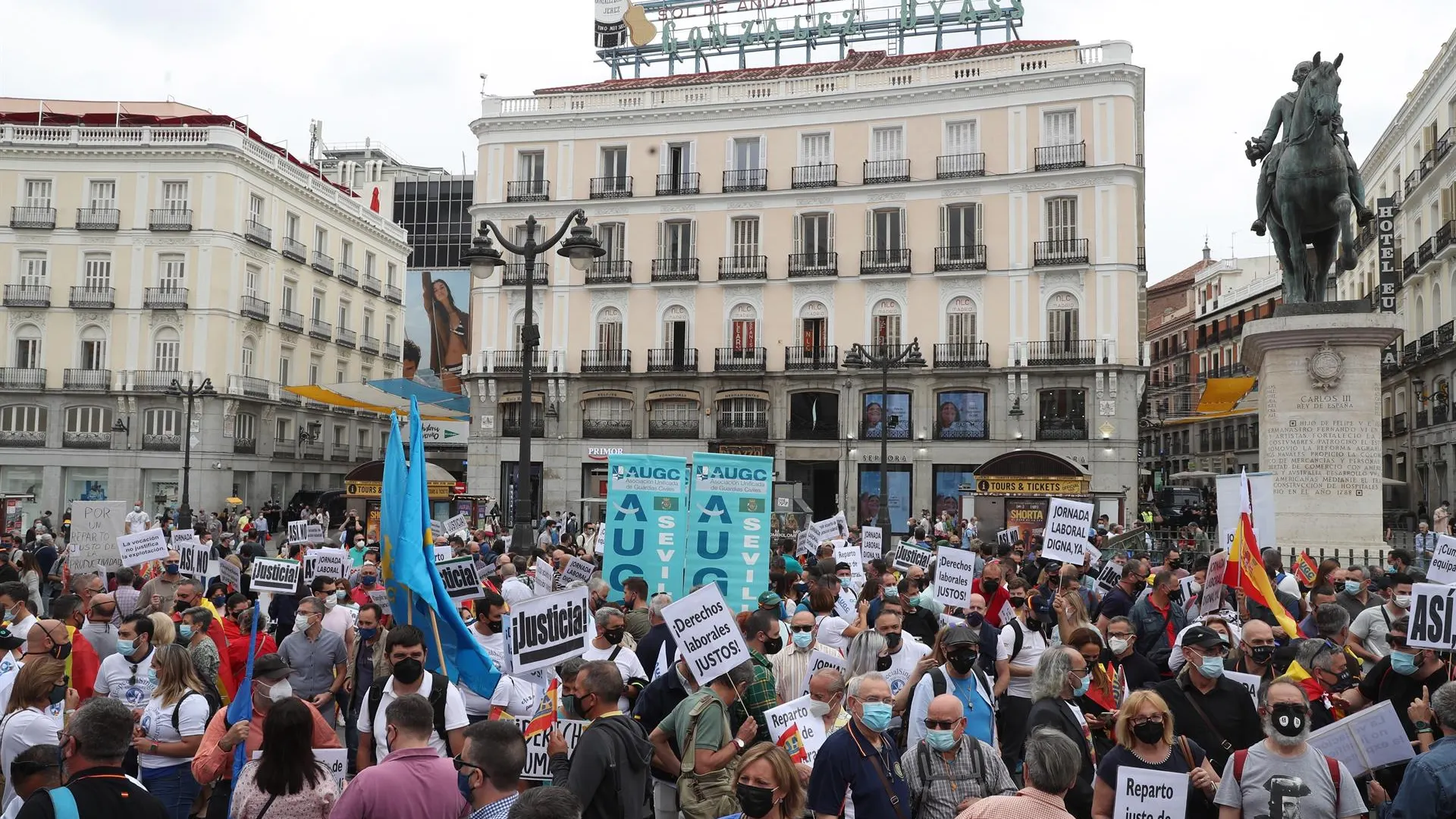 Agentes de la Guardia Civil de toda España se manifiestan para pedir la mejora de sus condiciones laborales Agentes de la Guardia Civil de toda España se manifiestan para pedir la mejora de sus condiciones laborales