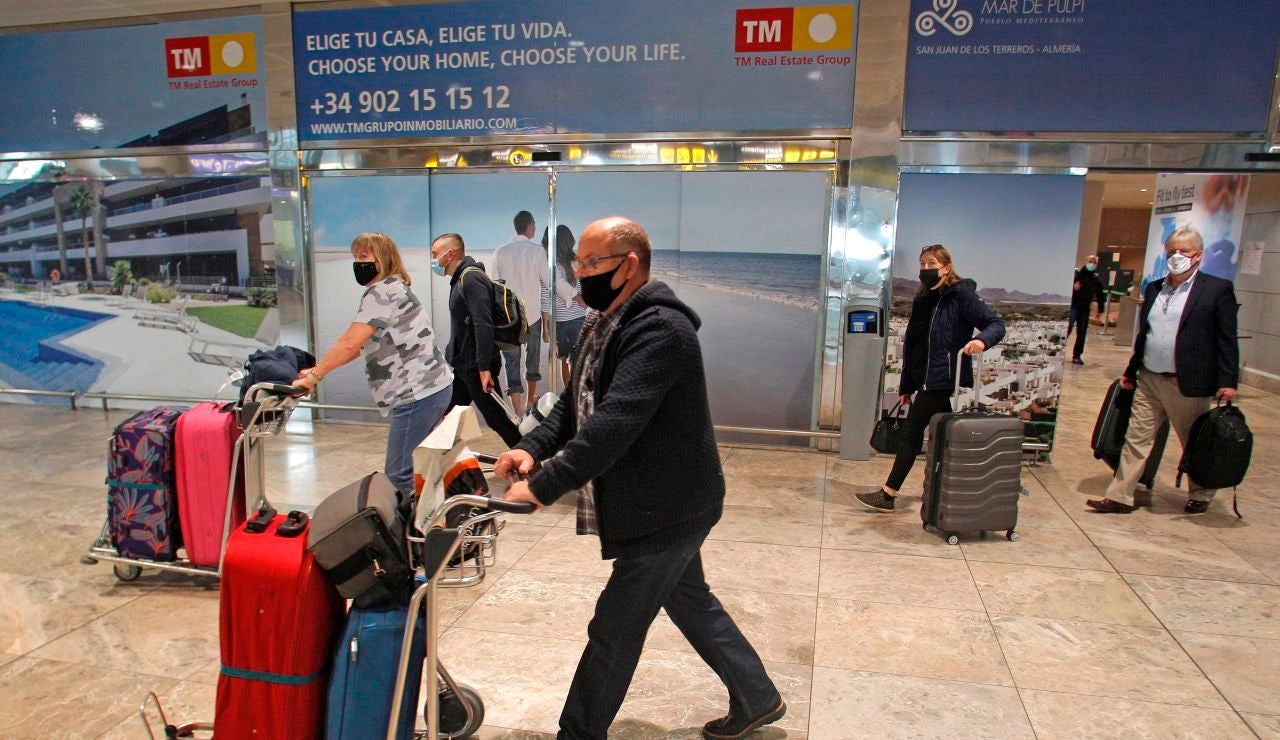 Viajeros en un aeropuerto español Viajeros en un aeropuerto español