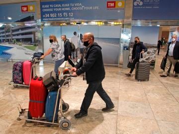 Viajeros en un aeropuerto español