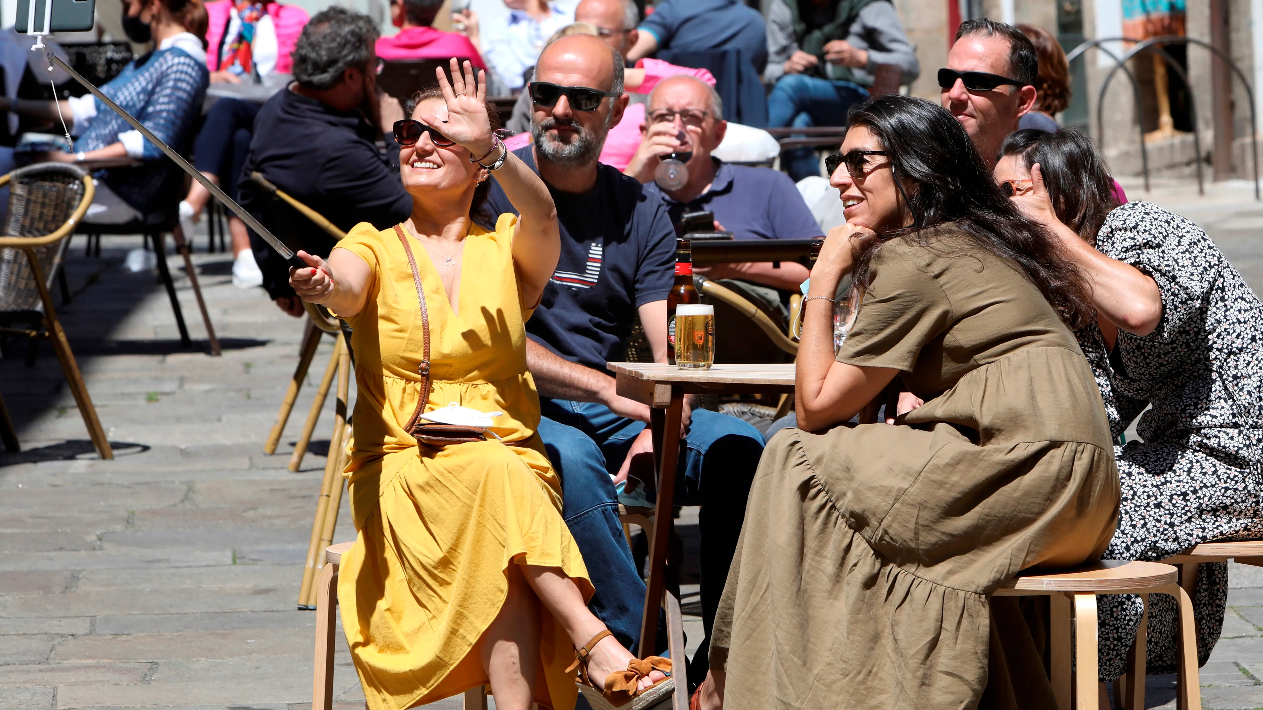 Unos turistas disfrutan en una terraza en Santiago de Compostela Unos turistas disfrutan en una terraza en Santiago de Compostela