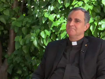 La historia del capellán que dio un tricornio al papa y que ahora lucha contra el tráfico de órganos en niños La historia del capellán que dio un tricornio al papa y que ahora lucha contra el tráfico de órganos en niños
