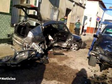 Un conductor a 140 kilómetros por hora arrolla a otro coche y mata a tres jóvenes de 16 a 21 años en Argamasilla de Alba, en Ciudad Real