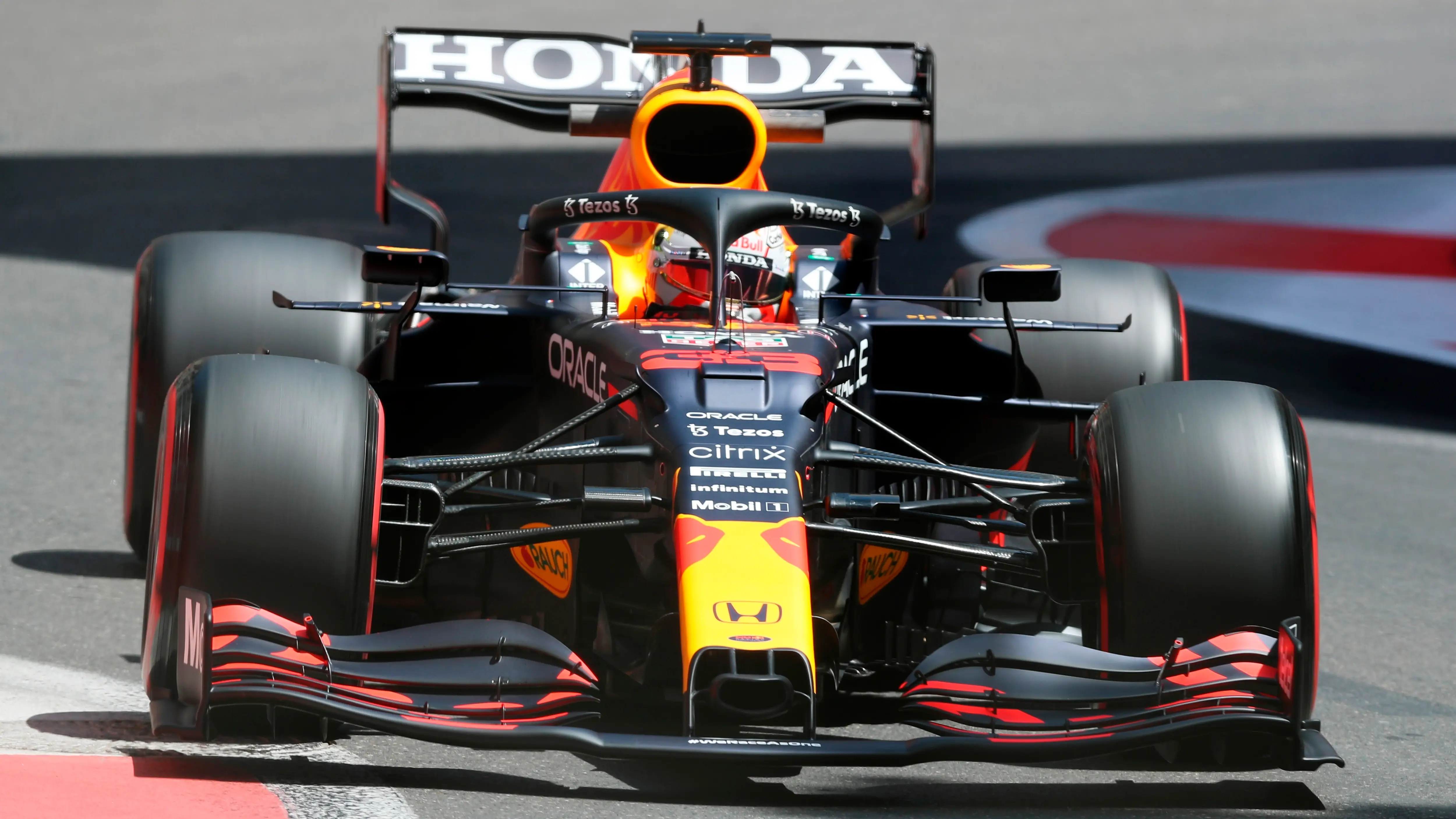 Sergio Pérez gana un accidentado GP de Azerbaiyán, con Fernando Alonso sexto y Carlos Sainz octavo Sergio Pérez gana un accidentado GP de Azerbaiyán, con Fernando Alonso sexto y Carlos Sainz octavo