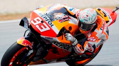 La caída de Marc Márquez cuando peleaba por los puestos de cabeza en el GP de España
