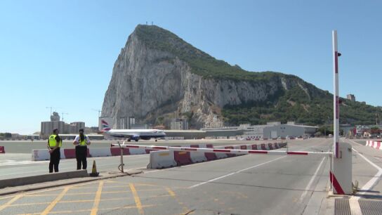 Un avi&oacute;n aterrizando en Gibraltar