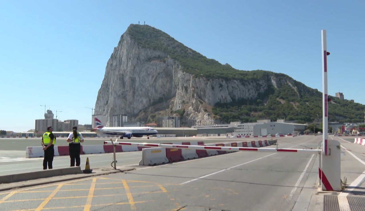 Un avión aterrizando en Gibraltar Un avión aterrizando en Gibraltar