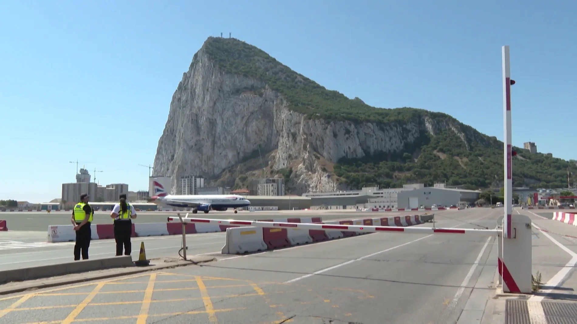 Un avión aterrizando en Gibraltar
