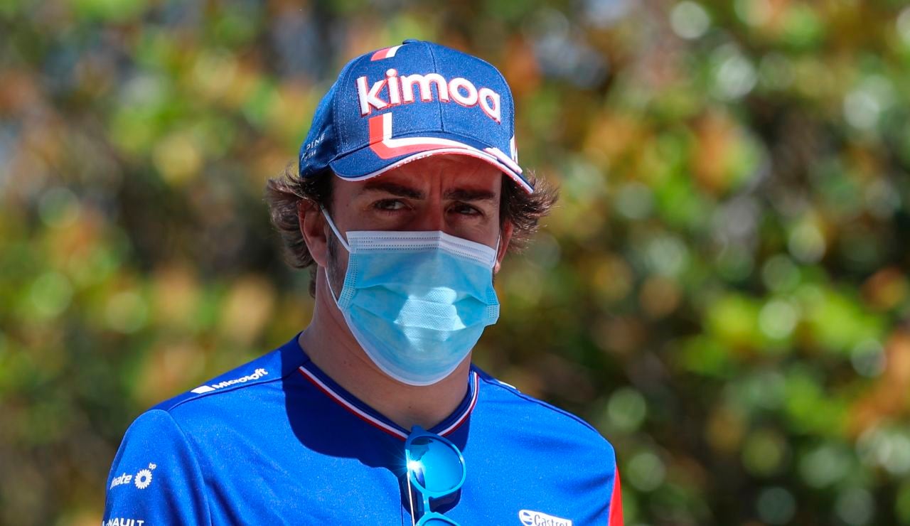 Fernando Alonso al equipo, antes de su lección magistral en Baku: "Si me voy contra el muro, mala suerte" Fernando Alonso al equipo, antes de su lección magistral en Baku: "Si me voy contra el muro, mala suerte"