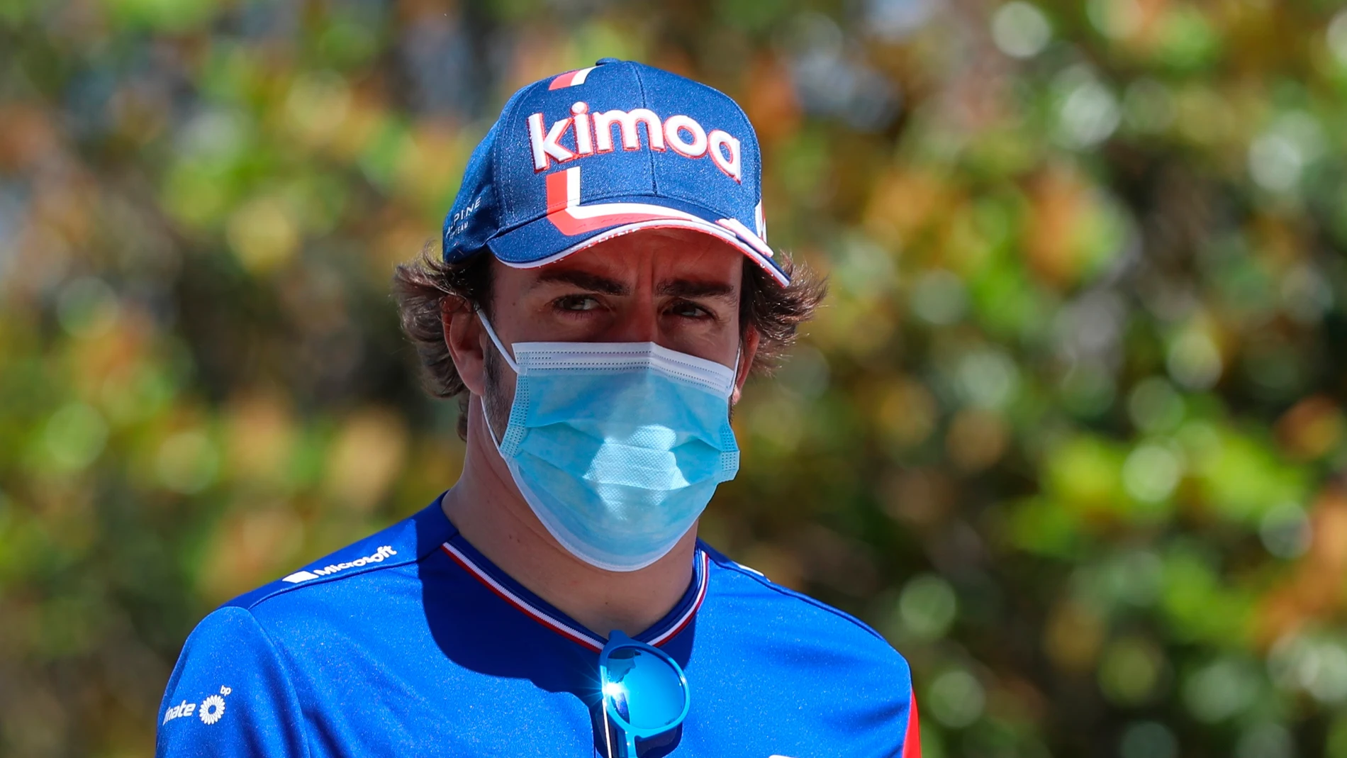 Fernando Alonso al equipo, antes de su lección magistral en Baku: &quot;Si me voy contra el muro, mala suerte&quot;