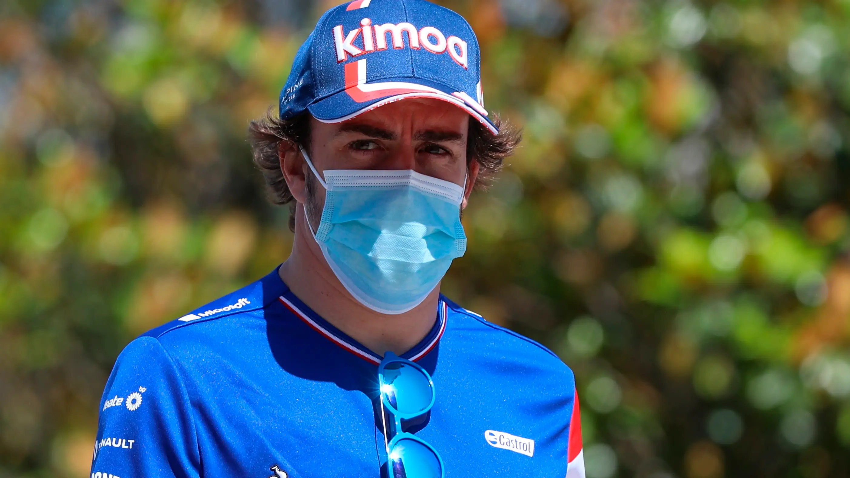 Fernando Alonso al equipo, antes de su lección magistral en Baku: "Si me voy contra el muro, mala suerte" Fernando Alonso al equipo, antes de su lección magistral en Baku: "Si me voy contra el muro, mala suerte"