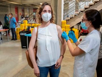 Una enfermera pone la vacuna Pfizer a una mujer este viernes en el Estadio Nueva Condomina de Murcia