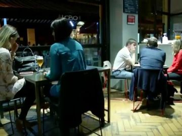 Personas en el interior de los bares de San Sebastián, la imagen que demuestra que el País Vasco no cumple con las nuevas restricciones de Sanidad