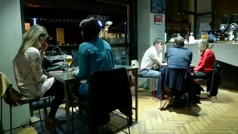 Personas en el interior de los bares de San Sebastián, la imagen que demuestra que el País Vasco no cumple con las nuevas restricciones de Sanidad Personas en el interior de los bares de San Sebastián, la imagen que demuestra que el País Vasco no cumple con las nuevas restricciones de Sanidad