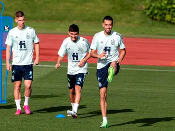 Dani Olmo, Pedri González y Sergio Busquets durante un entrenamiento en Las Rozas Dani Olmo, Pedri González y Sergio Busquets durante un entrenamiento en Las Rozas