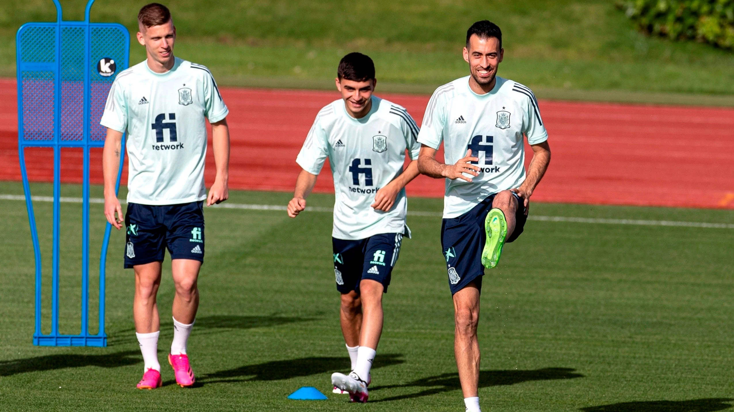 Dani Olmo, Pedri González y Sergio Busquets durante un entrenamiento en Las Rozas Dani Olmo, Pedri González y Sergio Busquets durante un entrenamiento en Las Rozas