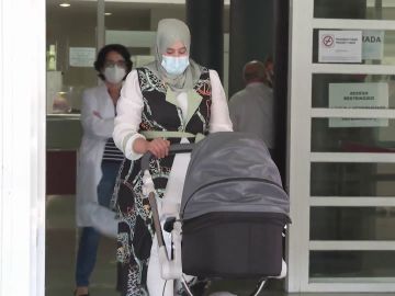 Una mujer da a luz a su bebé sano tras estar 24 días ingresada en la UCI por coronavirus