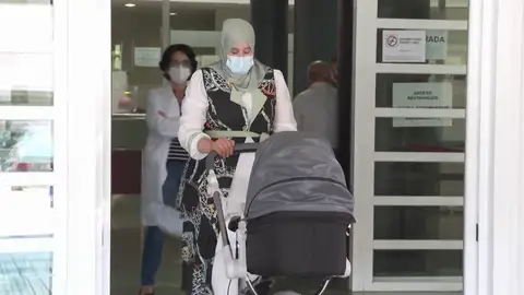 Una mujer da a luz a su bebé sano tras estar 24 días ingresada en la UCI por coronavirus Una mujer da a luz a su bebé sano tras estar 24 días ingresada en la UCI por coronavirus