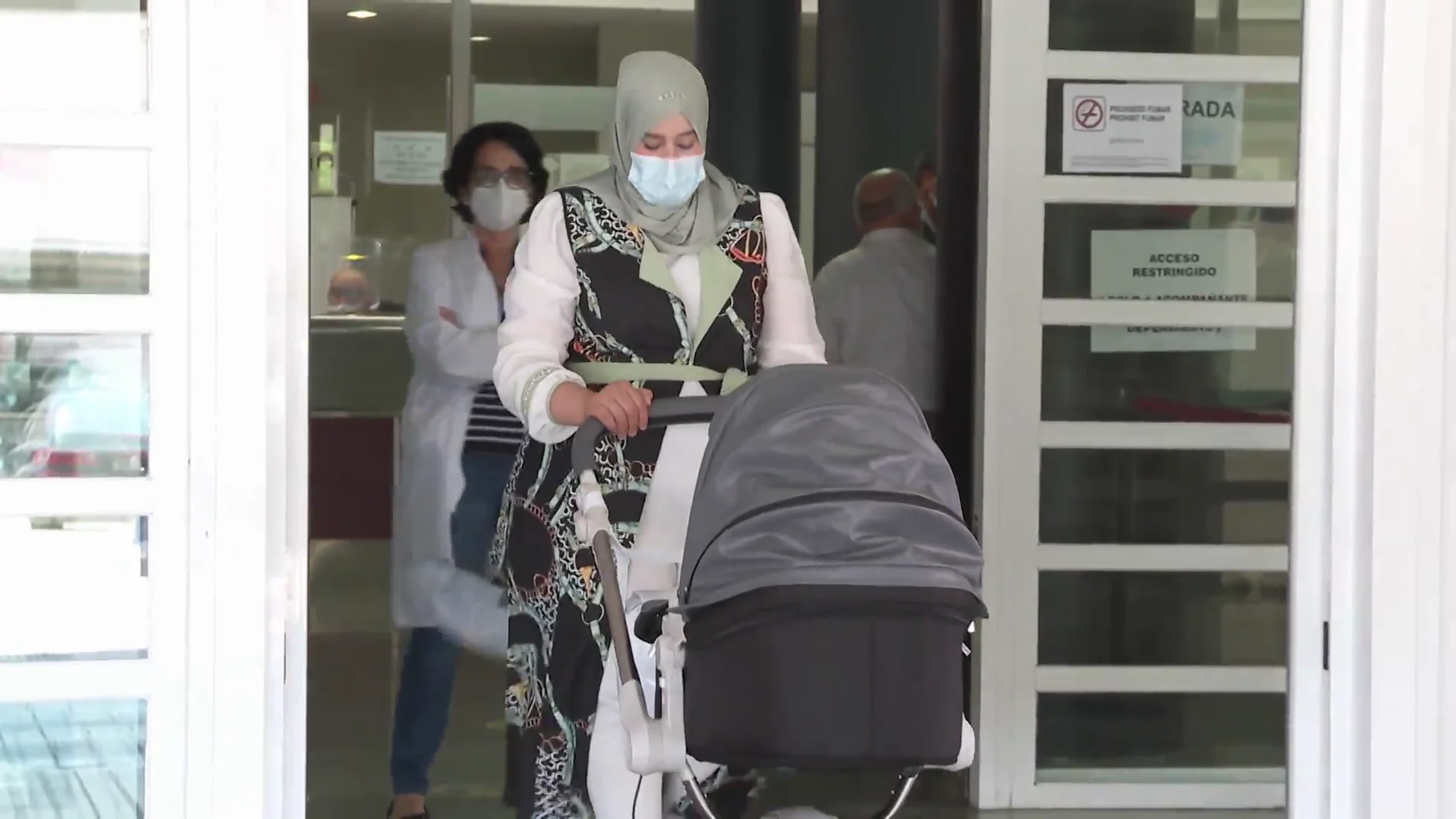 Una mujer da a luz a su bebé sano tras estar 24 días ingresada en la UCI por coronavirus