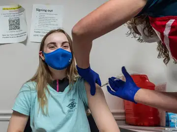 Largas colas en Cataluña para vacunarse contra el coronavirus Largas colas en Cataluña para vacunarse contra el coronavirus