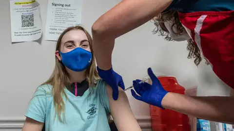 Largas colas en Cataluña para vacunarse contra el coronavirus Largas colas en Cataluña para vacunarse contra el coronavirus