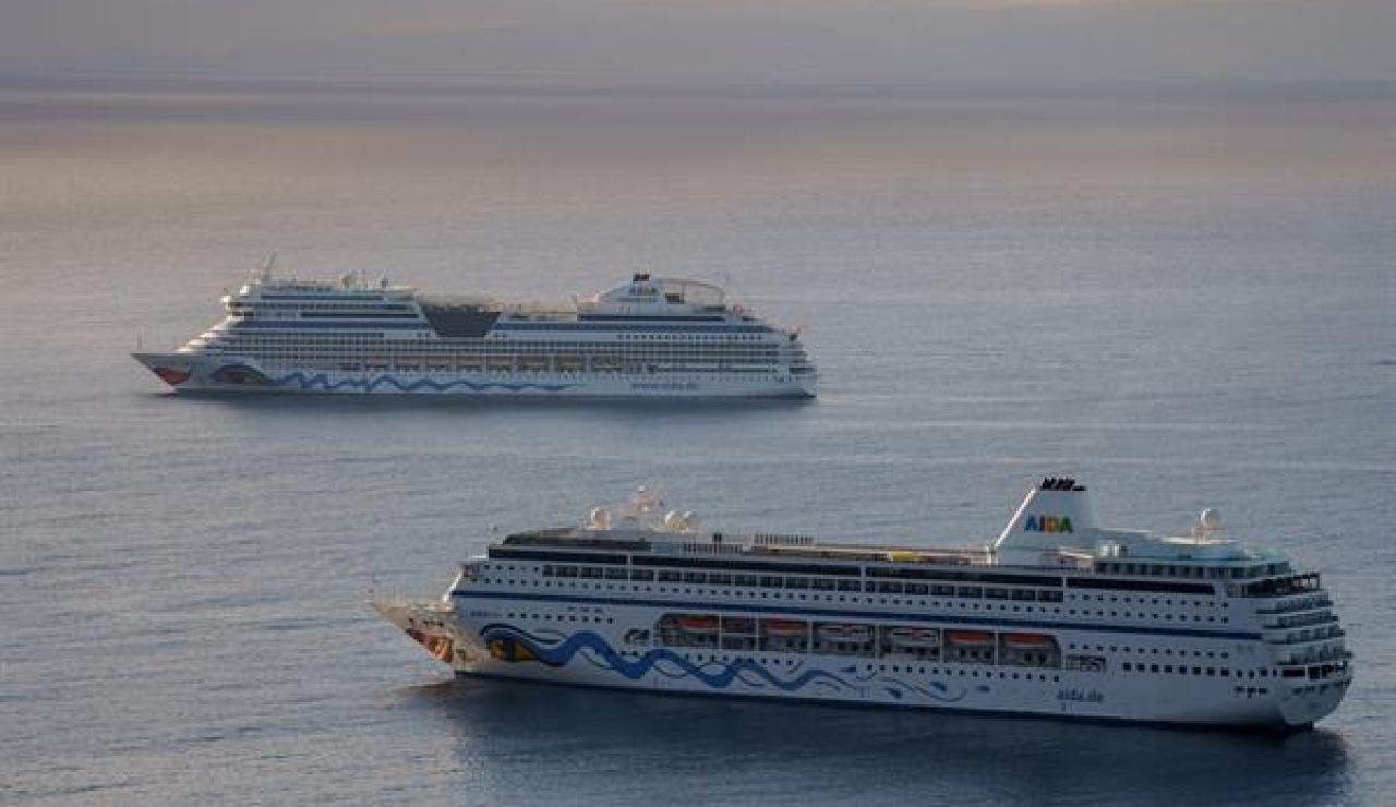 Imagen de dos cruceros tur&iacute;sticos