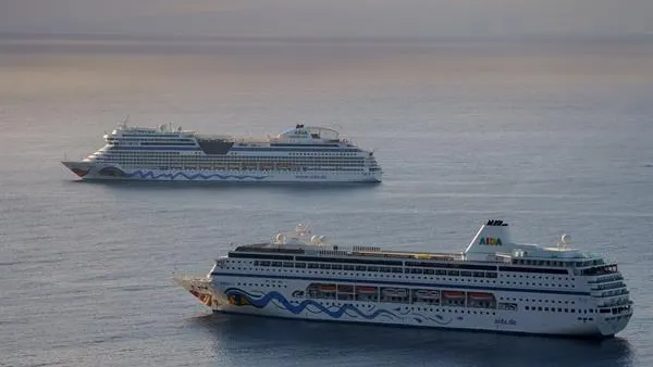 Imagen de dos cruceros tur&iacute;sticos