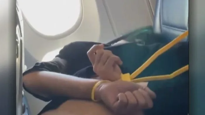 El momento en el neutralizan al hombre en el avi&oacute;n 