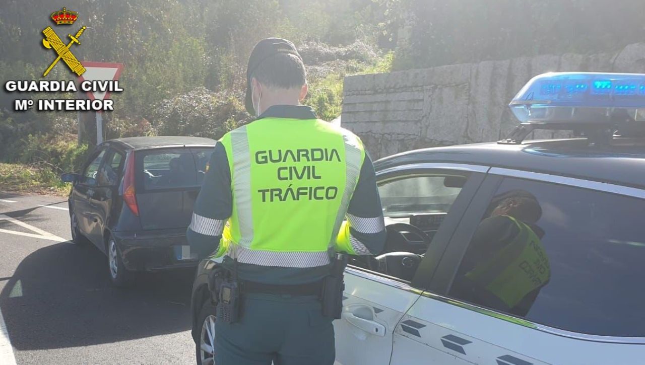 Se salta un control y trata de atropellar a un agente de la Guardia Civil en Pontevedra Se salta un control y trata de atropellar a un agente de la Guardia Civil en Pontevedra