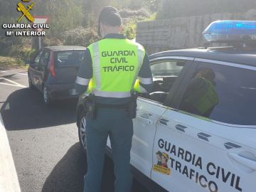 Se salta un control y trata de atropellar a un agente de la Guardia Civil en Pontevedra