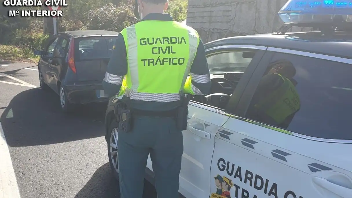 Se salta un control y trata de atropellar a un agente de la Guardia Civil en Pontevedra Se salta un control y trata de atropellar a un agente de la Guardia Civil en Pontevedra