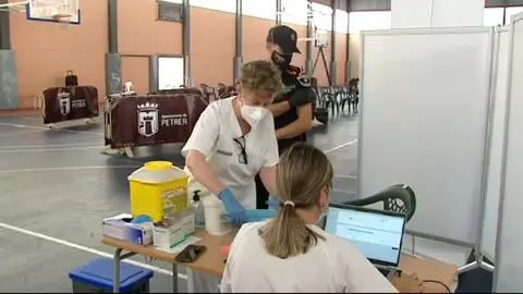 Música para vacunar: Incentivan la vacunación contra la COVID-19 a ritmo de Tequila o Tino Casal en Alicante Música para vacunar: Incentivan la vacunación contra la COVID-19 a ritmo de Tequila o Tino Casal en Alicante