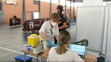 Alicante vacuna contra el coronavirus a ritmo de la música favorita de cada generación