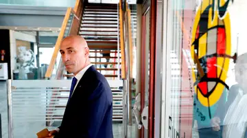 El presidente de la Real Federación Española de Fútbol (RFEF), Luis Rubiales, a su llegada a la Ciudad del Fútbol de Las Rozas El presidente de la Real Federación Española de Fútbol (RFEF), Luis Rubiales, a su llegada a la Ciudad del Fútbol de Las Rozas