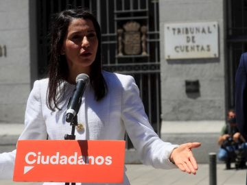 La presidenta de Ciudadanos, Inés Arrimadas tras presentar una denuncia en el Tribunal de Cuentas por el caso Plus Ultra, este lunes en Madrid