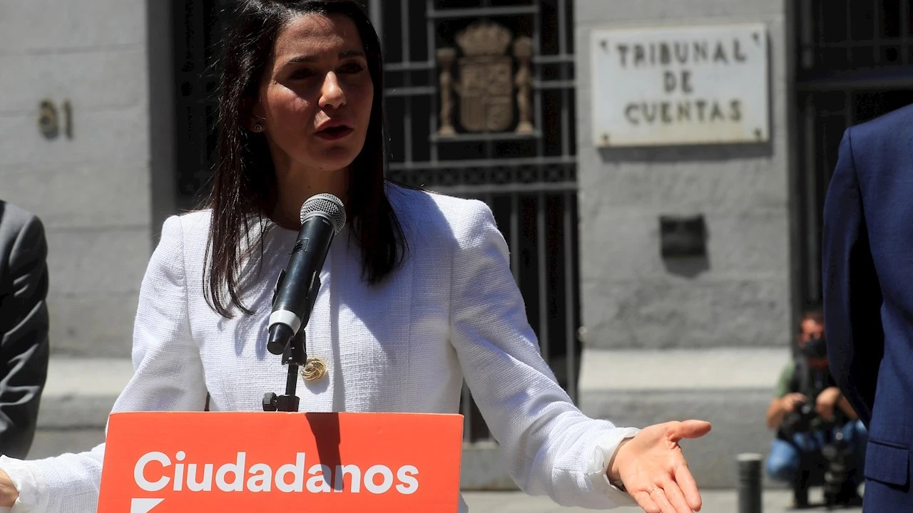La presidenta de Ciudadanos, In&eacute;s Arrimadas tras presentar una denuncia en el Tribunal de Cuentas por el caso Plus Ultra, este lunes en Madrid