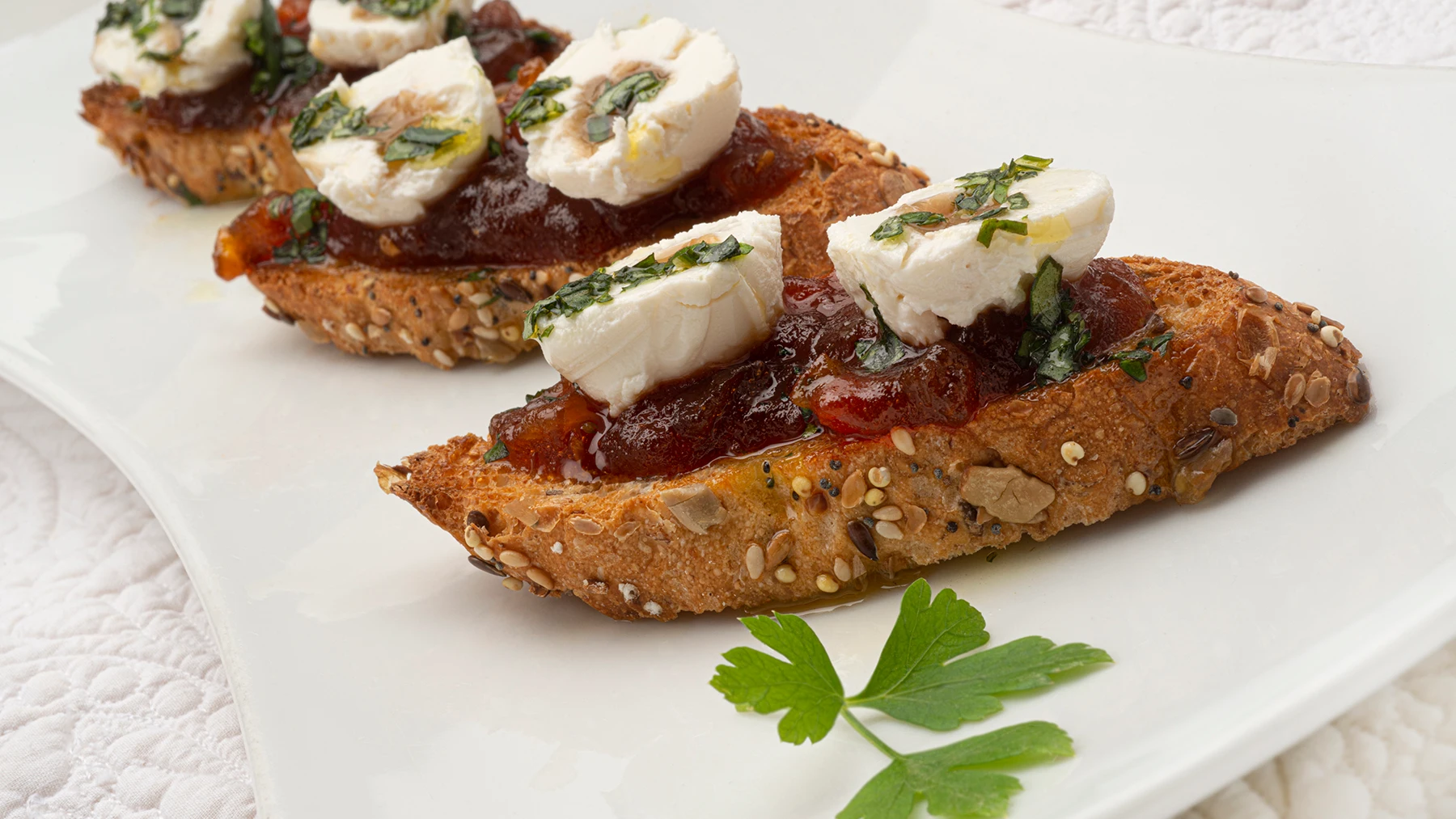 Un aperitivo fácil de elaborar: bocados de queso con mermelada de tomate