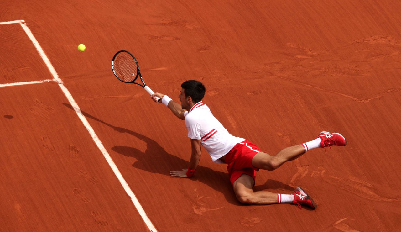Novak Djokovic gana un punto desde el suelo en Roland Garros Novak Djokovic gana un punto desde el suelo en Roland Garros
