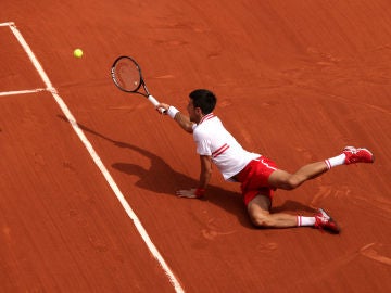 Novak Djokovic gana un punto desde el suelo en Roland Garros