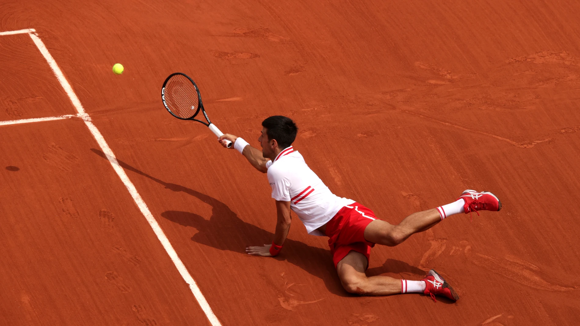 Novak Djokovic gana un punto desde el suelo en Roland Garros